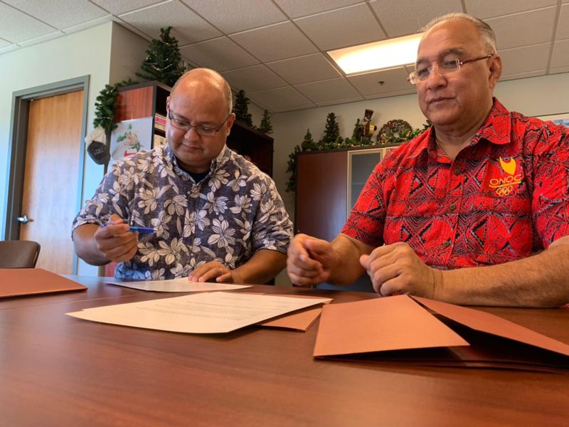Superintendent Jon Fernandez signs a Memorandum of Understanding.